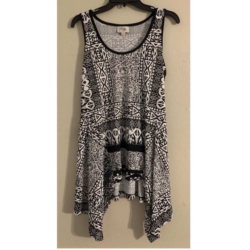 Beige by eci Black and white abstract tunic SZ M